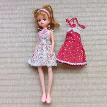 리카짱 인형 핑크와 빨간색 꽃무늬 드레스 포함