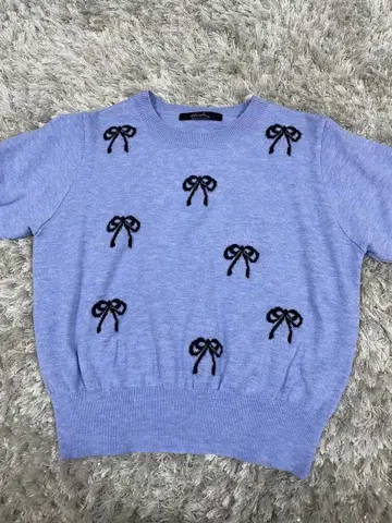 리본 자수 반팔 니트