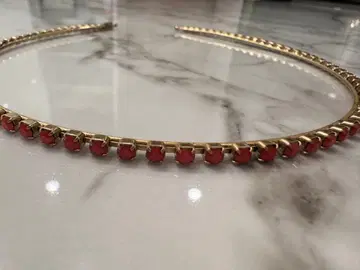 빨간색 스톤이 달린 헤어밴드