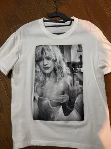 코트니 러브 화이트T셔츠