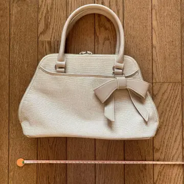 리본 포함 베이지 핸드백