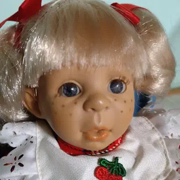 주근깨 있는 금발 인형