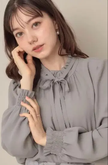 [페미닌 출퇴근] 리본 타이 피코 프릴 블라우스