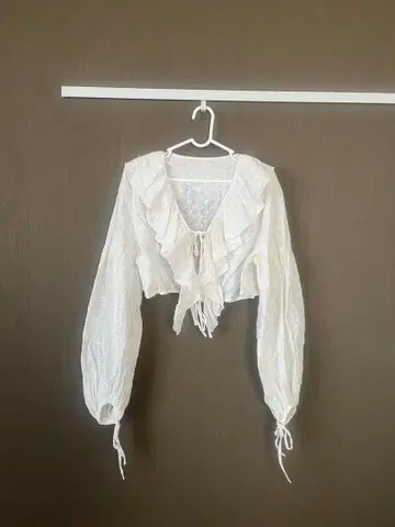 프릴 달린 화이트 크롭 블라우스