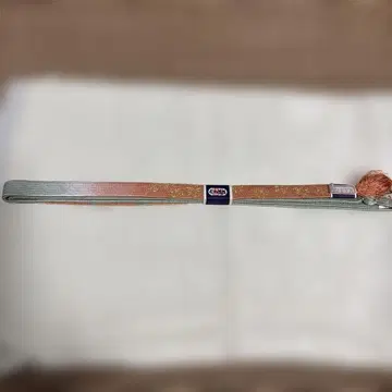 원단 패턴이 들어간 옅은 노란색 오비아게, 금색 꽃잎이 들어간 허리띠