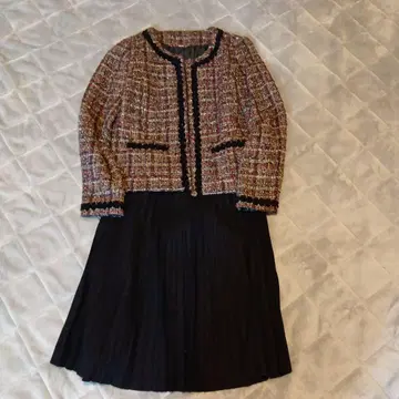 트위드 자켓과 플리츠 스커트 세트