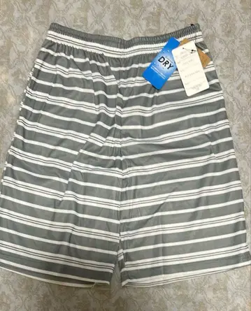 그레이와 화이트 스트라이프 숏팬츠