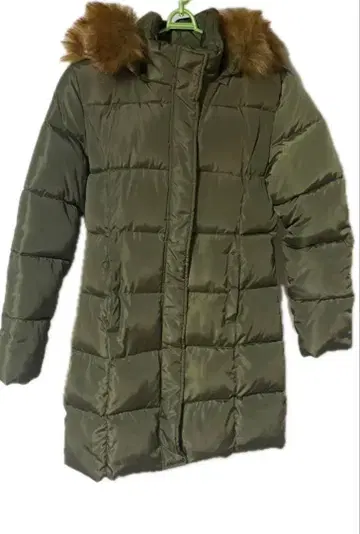 올리브 그린 퍼 후드 다운 자켓