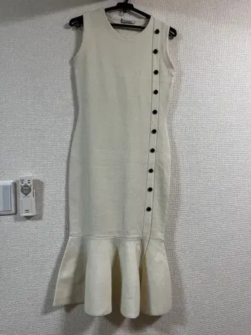 Ambient 사이드 버튼 프릴 헴 니트 원피스