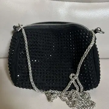 비즈 장식 블랙 숄더백