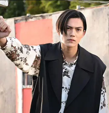 [2세트] 가면라이더 기츠 우키요 에이스 착용 모델 트렌치코트&셔츠 의상