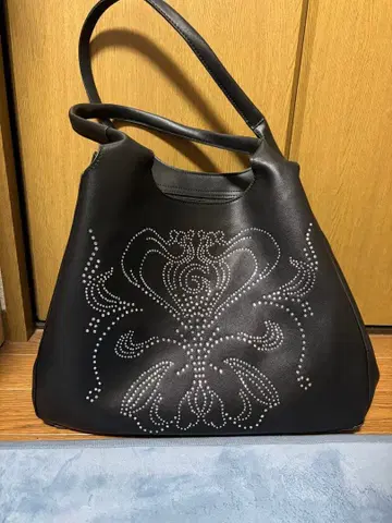 비쥬 장식 블랙 토트백