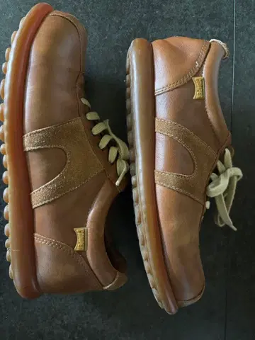 브라운 가죽 스니커즈