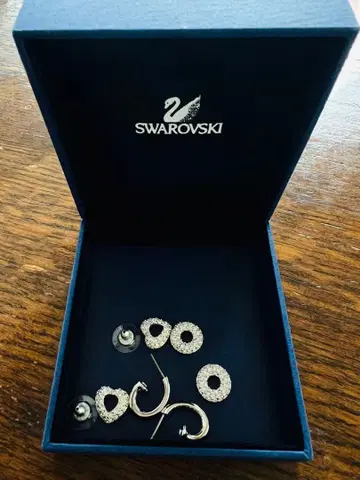스와로브스키 Swarovski 하트형과 원형 귀걸이 세트 보증서 있음
