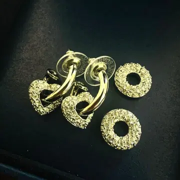 스와로브스키 Swarovski 하트형과 원형 귀걸이 세트 보증서 있음