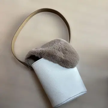 kotty 슈링크 가죽 배럴 숄더백