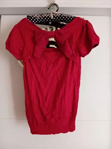 빨간색 백 라메 리본 포함 반팔 상의 바이바이