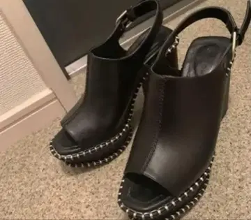 스터드 장식 블랙 오픈토 샌들