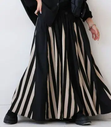 안티카 모드 스트라이프 패턴 롱 스커트