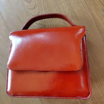 빨간색 가죽 핸드백