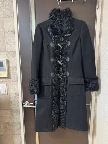 그레이스 콘티넨탈 퍼 부착 롱 더플 코트 (블랙) 7