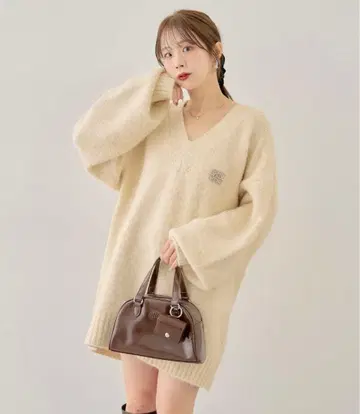 Chico 치코 브로치 포함 V넥 루즈 니트 베이지