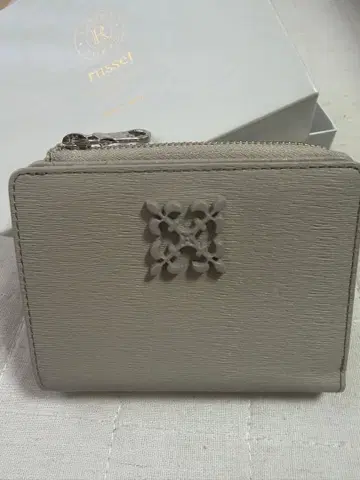 완판템 러셋 물결 주름 가죽 모노그램 플레이트 하프 월렛