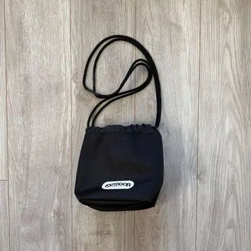 OUTDOOR 블랙 숄더백