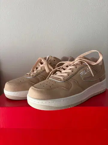 새상품 FILA 베이지 스니커즈 귀여운
