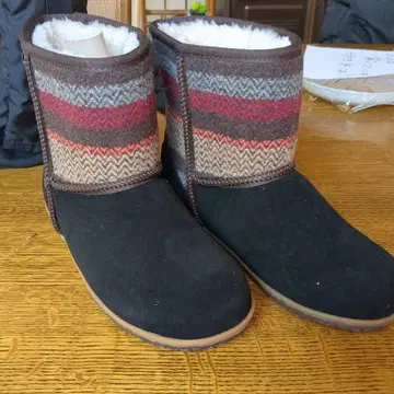 미네통카 무톤 부츠 블랙/멀티 컬러