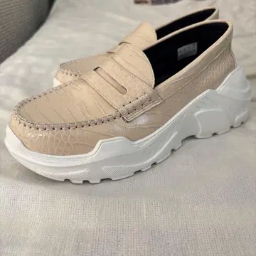 아키코 아오키 베이지 크로커다일풍 로퍼 통굽