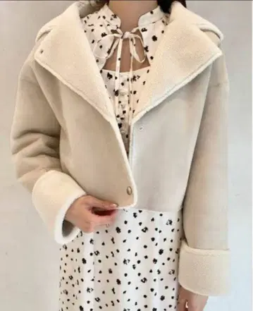 스나이델 SNIDEL 볼륨 숏 자켓 코트 아이보리