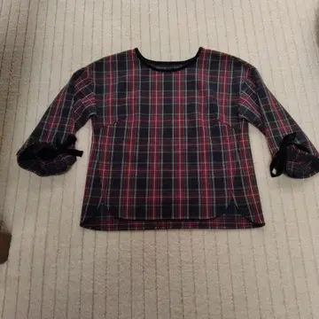 비스콘티 계열 체크 무늬 리본 포함 7부 소매 상의