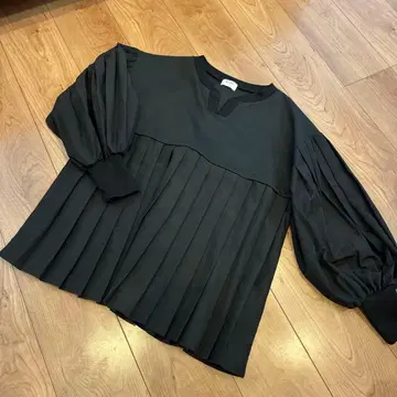 BEAMS HEART 블랙 플리츠 벌룬 슬리브