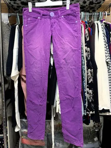 SLY Lee 콜라보 코듀로이 스키니 팬츠. 큰 단추. 퍼플.