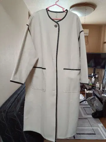 크림색 롱 코트