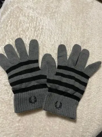 그레이와 블랙 스트라이프 장갑