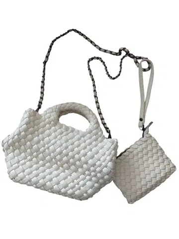 화이트 뜨개질 숄더백과 파우치