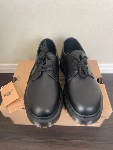 미사용 새상품 Dr. Martens 블랙 레이스업 슈즈