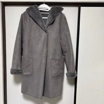 그레이 후드 부착 무스탕 스타일 코트