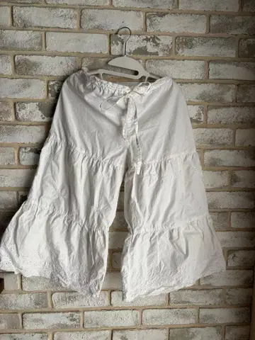 SOIL 자수 화이트 플레어 팬츠