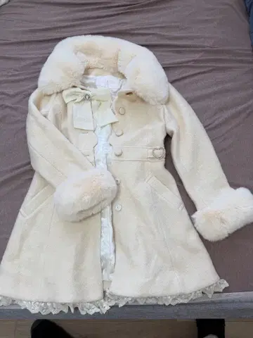 LIZ LISA 아이보리 퍼 부착 롱 코트