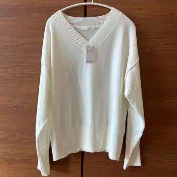화이트 V넥 니트 긴팔