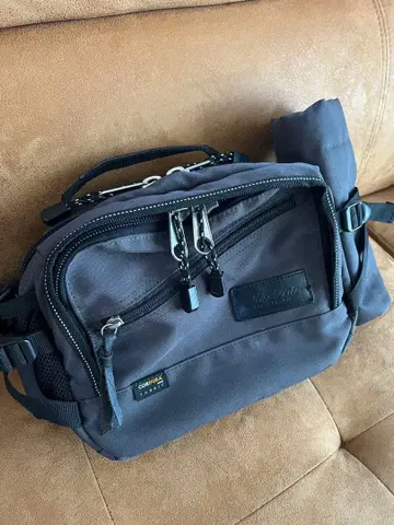 맥스 프리츠 그레이 나일론 바디백