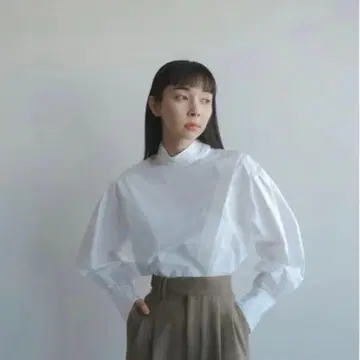 foufou 셔츠 하이넥 벌룬 소매 화이트 셔츠 변형