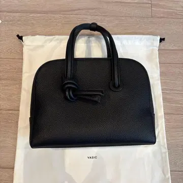 VASIC 블랙 가죽 핸드백