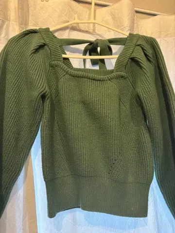 올리브 그린 백리본 니트 스웨터