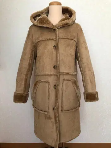 후드 부착 베이지 무스탕 코트