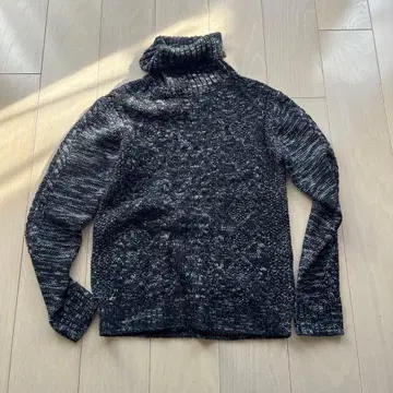 블랙과 그레이의 터틀넥 니트