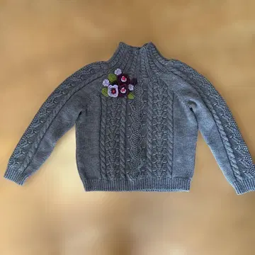 TOMATSU 꽃 자수 포함 그레이 케이블 짜임 스웨터